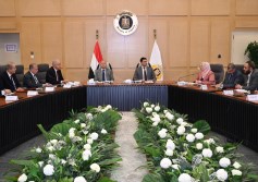 خالد هاشم وزير الصناعة في اجتماع لتطوير منطقة شق الثعبان 