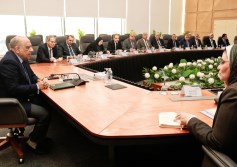 وزير الكهرباء مع رؤساء الشركات
