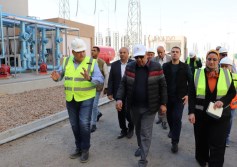 وزير الكهرباء اثناء الزياة