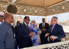 رئيس الوزراء السوداني يزود العاصمة الجديدة 