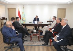 وزير الزراعة مع شركة باير