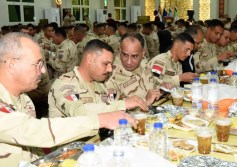 الفريق أشرف سالم يتناول الإفطار مع مقاتلى الجيش الثانى الميدانى