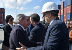 إستقبال سفينة مساعدات فرنسية
