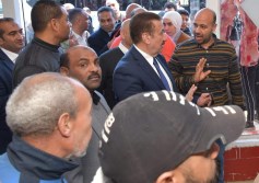 محافظ بورسعيد داخل منفذ بيع اللحوم