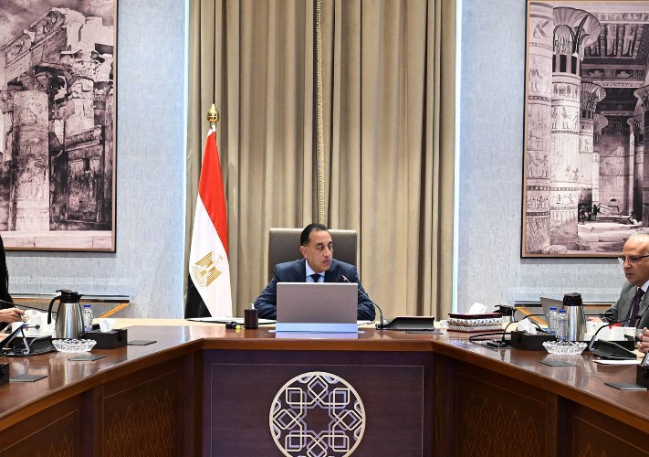 رئيس الوزراء خلال اجتماع حماية الشواطئ 