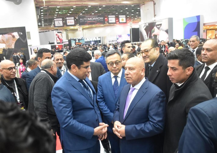  الفريق كامل الوزير في معرض السيارات