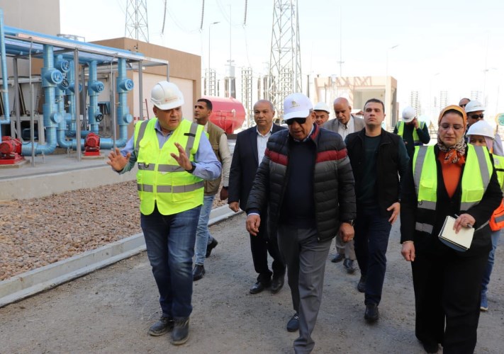 وزير الكهرباء اثناء الزياة