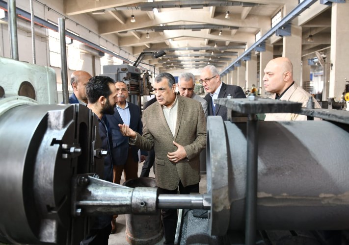 وزير الإنتاج الحربى فى مصنع 300 