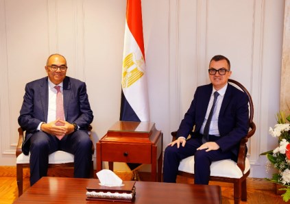 الدكتور أحمد رستم مستقبلًا الدكتور محمود محيي الدين