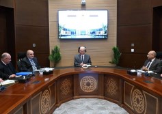 الدكتور حسين عيسى مترئسًا الاجتماع 