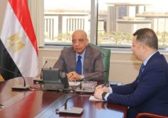 وزير الكهرباء خلال الاجتماع