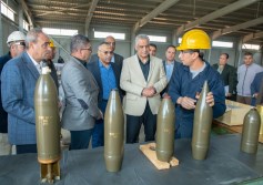 وزير الإنتاج الحربى فى مصنع 9