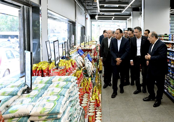 رئيس الوزراء يتفقد فرع منفذ كاري أون بمصر الجديدة