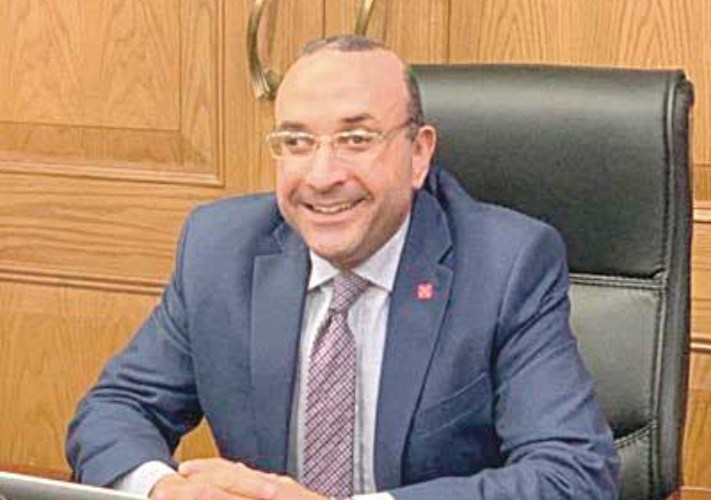  حازم وجدي زيدان، الخبير المصرفي