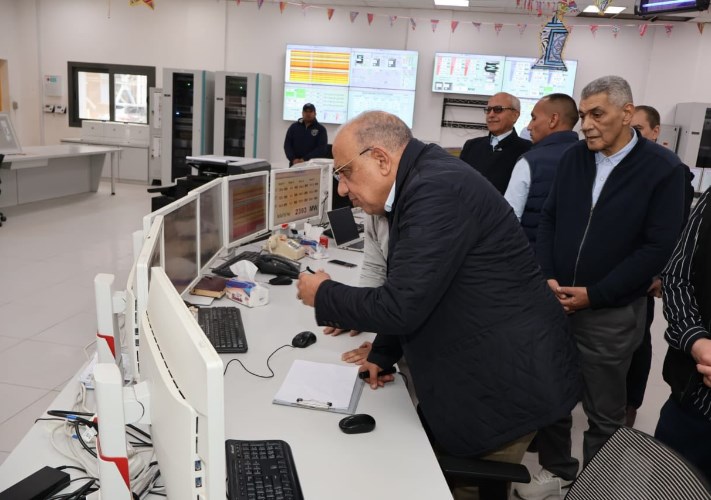 وزير الكهرباء داخل المحطة