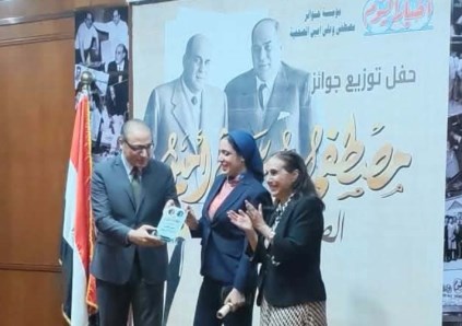 تسليم الجائزة الصحفية