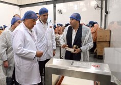 رئيس الوزراء يتفقد مصنع غازي لاند لتصنيع منتجات الألبان