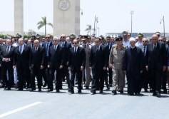  السيسي يتقدم جنازة والد رئيس الوزراء ويقدم التعازي لأسرة الفقيد