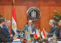 وزير الاستثمار يبحث مع سفير التشيك تعزيز الشراكة الاستثمارية والتجارية