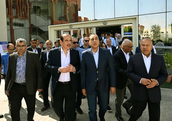 الدكتور مصطفى مدبولي، رئيس الوزراء، خلال تفقُّده مشروع مبنى الغسيل الكلوي الجديد بمستشفى العريش العام
