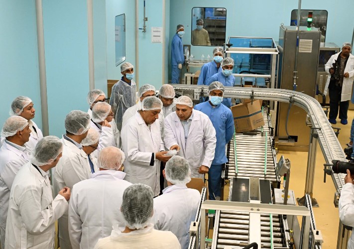 رئيس الوزراء يفتتح مصنعا للمستلزمات الطبية