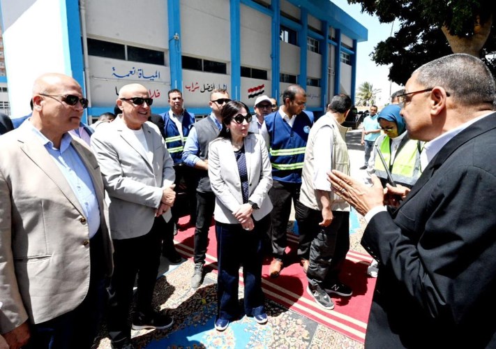 وزيرة الإسكان ومحافظ الأقصر يتفقدان محطة مياه الأقصر الغربية
