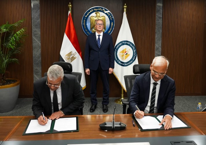 جانب من توقيع عقد توريد خام الفوسفات بين شركة فوسفات مصر وشركة إندوراما العالمية القابضة