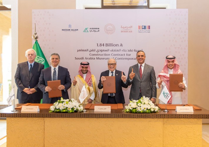 أثناء توقيع عقود المشروع