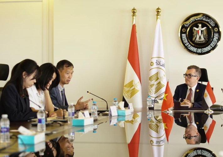 وزير التخطيط مع السفير الفيتنامي