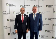 وزير الاستثمار مع مسؤول بنك التنمية في بيلاروسيا