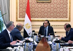 رئيس الوزراء ووزراء المالية والبترول والكهرباء 