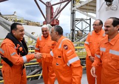 مدبولي يتفقد الحفار «القاهر-2» بالبحر المتوسط 