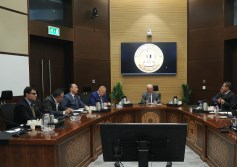 عقد الدكتور حسين عيسى، نائب رئيس مجلس الوزراء للشئون الاقتصادية، اليوم، اجتماعًا بمقر الحكومة بالعاصمة الجديدة، مع محرم هلال، رئيس اتحاد المستثمرين