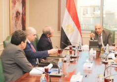وزير الكهرباء مع الكازار