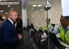 وزير النقل يستقل المونوريل في أول أيام تشغيله