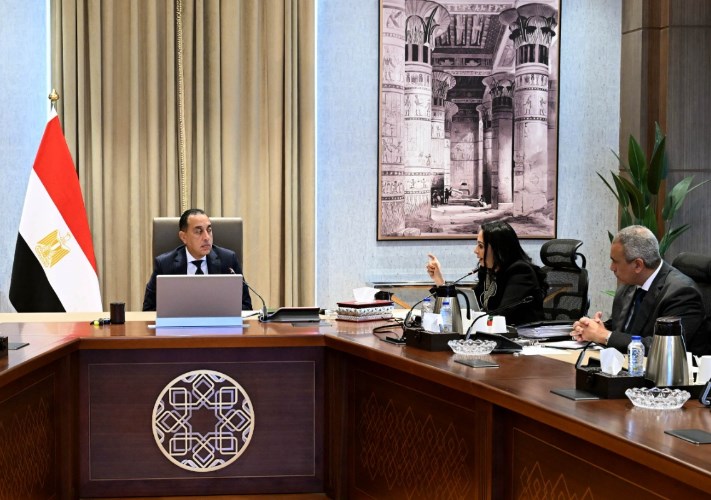 رئيس الوزراء يناقش برامج الدعم 