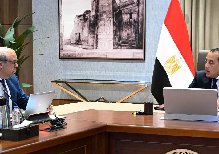 مصطفى مدبولي مع وزير الطيران