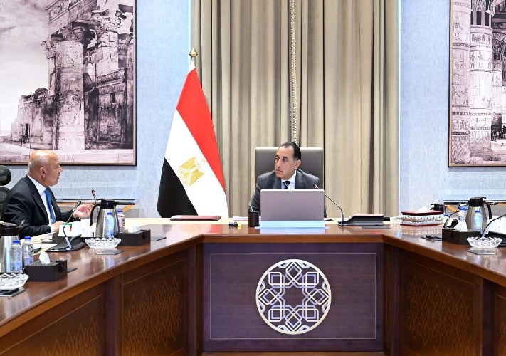 مدبولي يتابع مع وزير النقل خطة تطوير وصيانة الكباري والطرق ومواجهة الحوادث