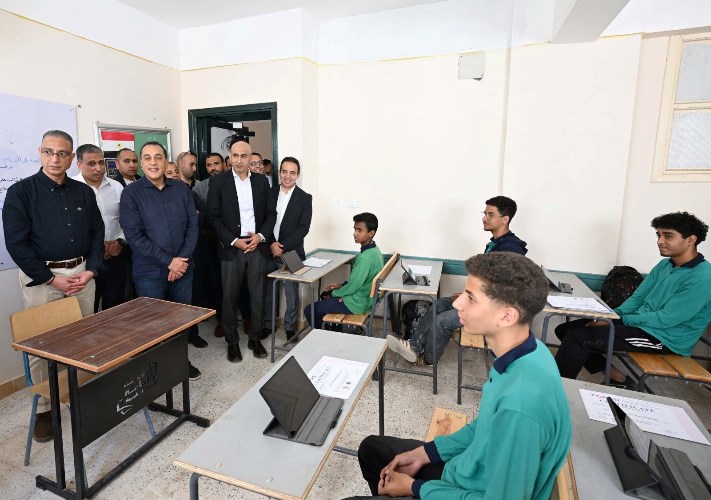 مدبولي يتفقد مجمع بولاق الدكرور التعليمي ويحاور الطلاب حول منصة «كيريو» اليابانية للبرمجة