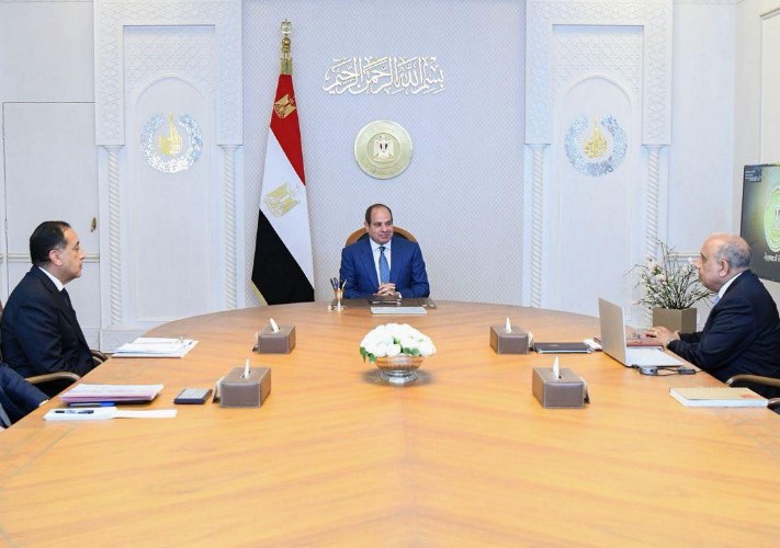 اجتمع الرئيس عبد الفتاح السيسي، اليوم، مع الدكتور مصطفى مدبولي، رئيس مجلس الوزراء، والدكتور محمود عصمت، وزير الكهرباء والطاقة المُتجددة