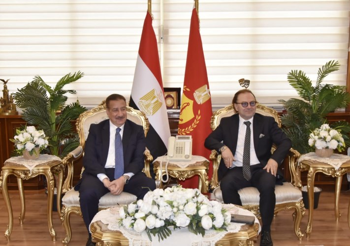 محافظ بورسعيد يستقبل أحد المستثمرين