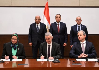 أثناء التوقيع على الاتفاقيتين 