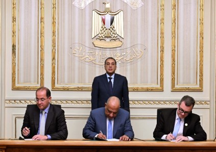 رئيس الوزراء يشهد مراسم التوقيع 