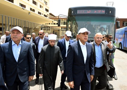 رئيس الوزراء يتفقد هيئة النقل العام بالقاهرة