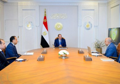 السيسي مع مدبولي ووزير الكهرباء