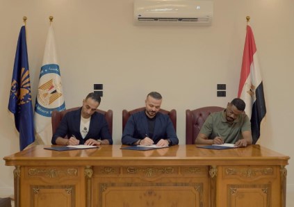 جانب من التوقيع 