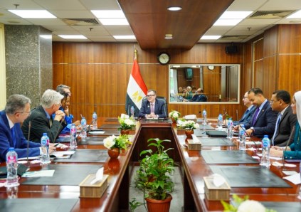 وزير التخطيط يلتقي وفدا من البنك الدولي