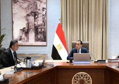 رئيس الوزراء مع وزير التموين