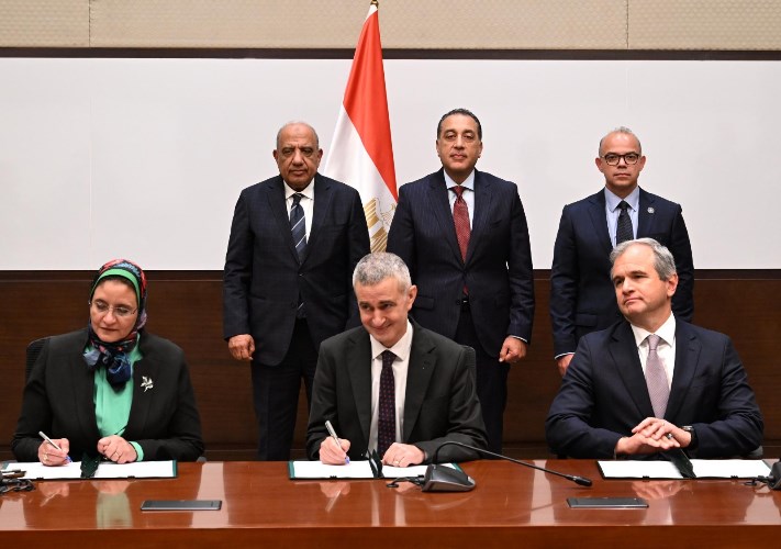 أثناء التوقيع على الاتفاقيتين 