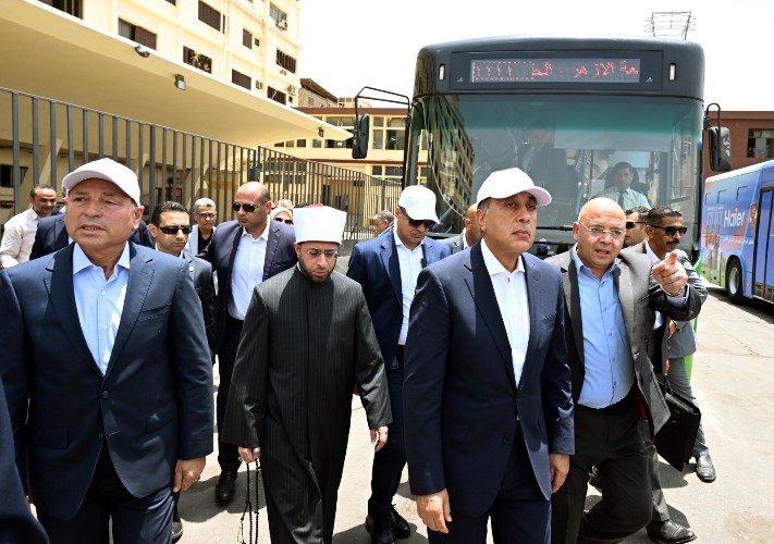 رئيس الوزراء يتفقد هيئة النقل العام بالقاهرة